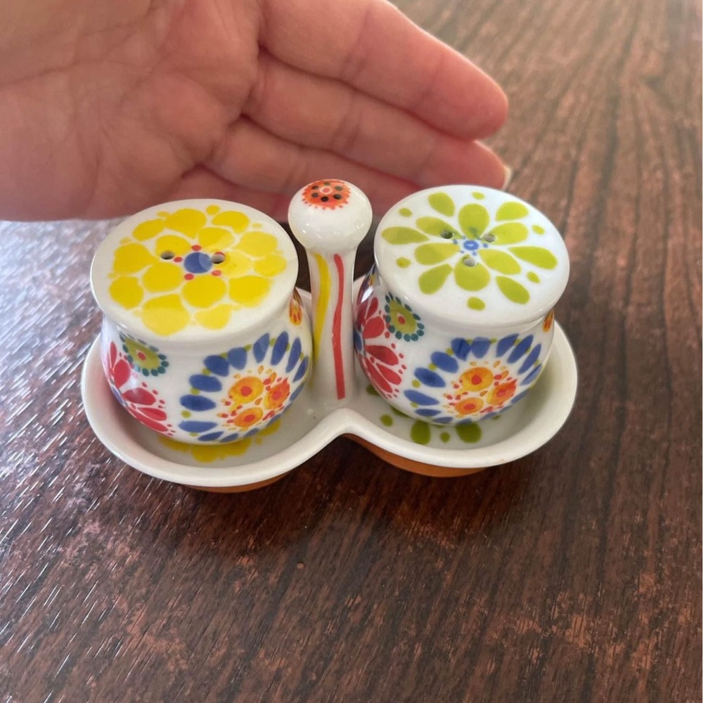 Biscuit salt and pepper shakers